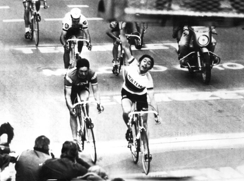 19 marzo 1975: cambiano gli avversari ma  sempre Merckx a tagliare per primo il traguardo della Milano Sanremo. La sesta vittoria  di misura su Francesco Moser (Ansa)